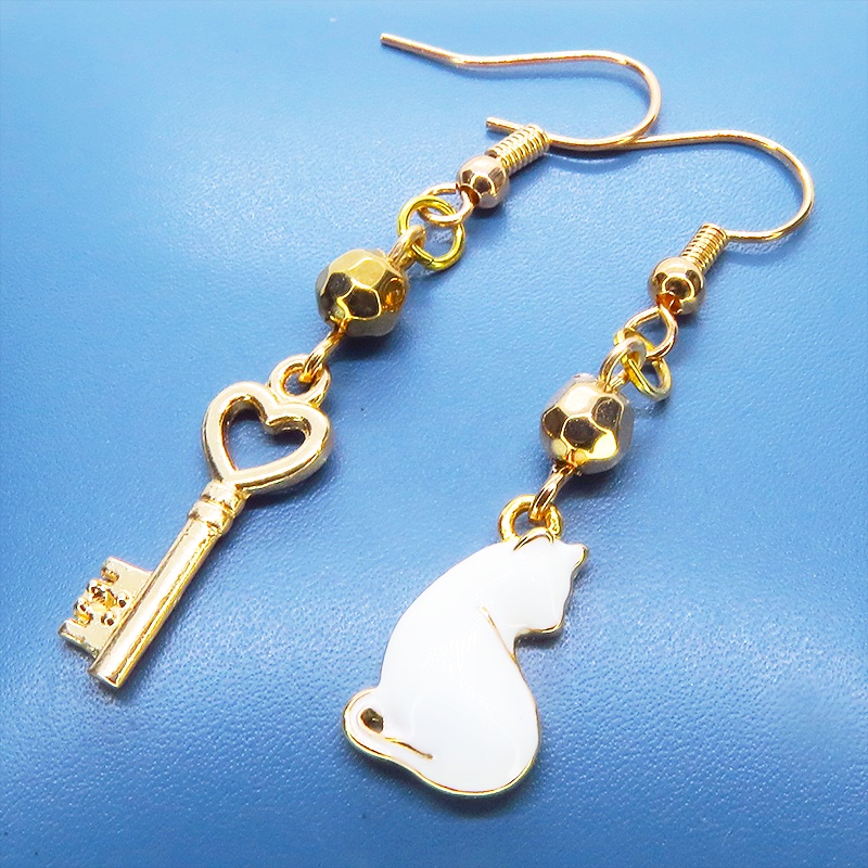 ゴールドカラー 振り向き白猫と鍵のコンパクトなアシンメトリーピアス サージカル可