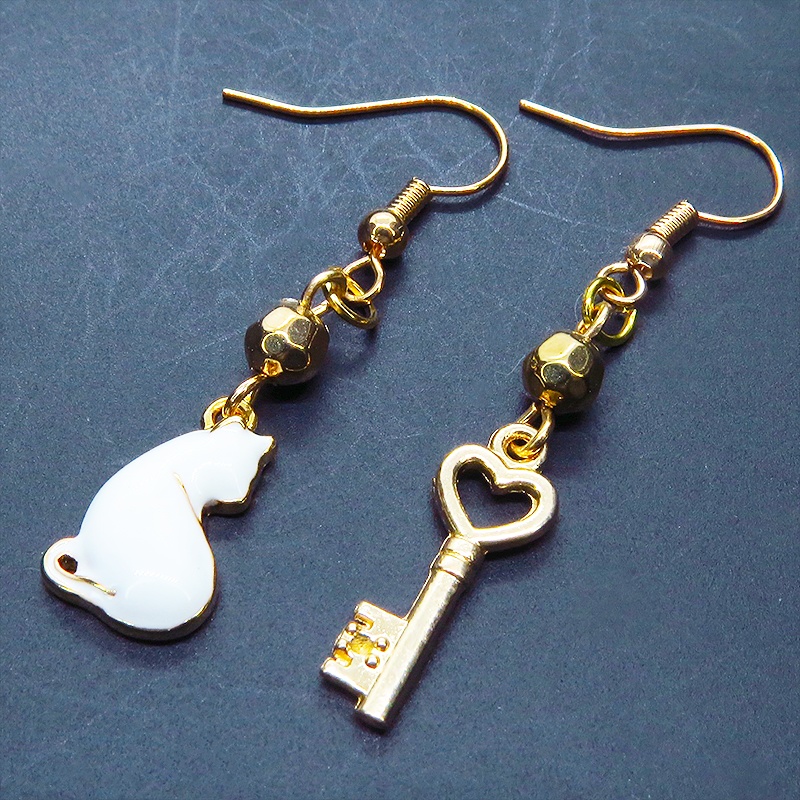 ゴールドカラー 振り向き白猫と鍵のコンパクトなアシンメトリーピアス サージカル可