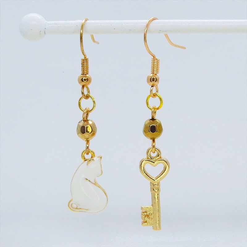ゴールドカラー 振り向き白猫と鍵のコンパクトなアシンメトリーピアス サージカル可