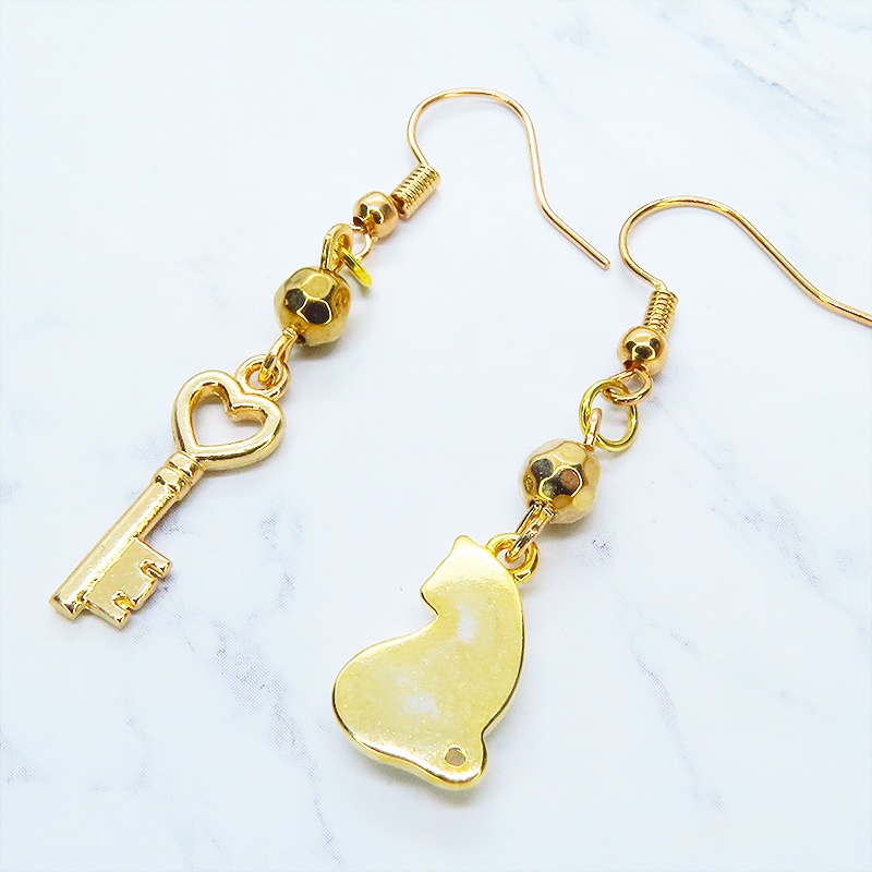 ゴールドカラー 振り向き白猫と鍵のコンパクトなアシンメトリーピアス サージカル可