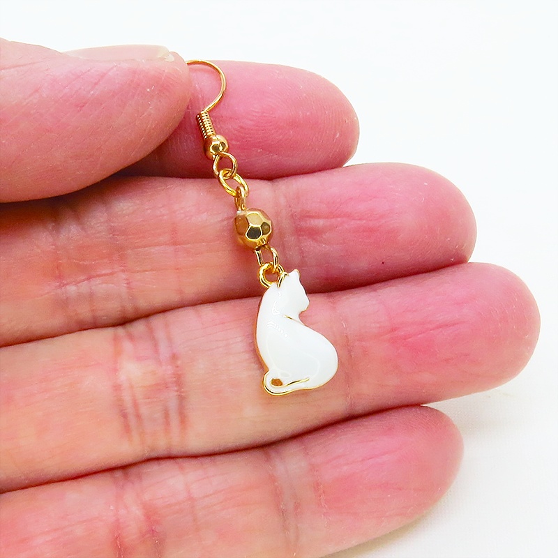 ゴールドカラー 振り向き白猫と鍵のコンパクトなアシンメトリーピアス サージカル可