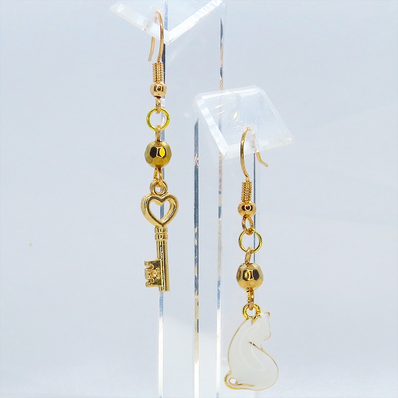 ゴールドカラー 振り向き白猫と鍵のコンパクトなアシンメトリーピアス サージカル可