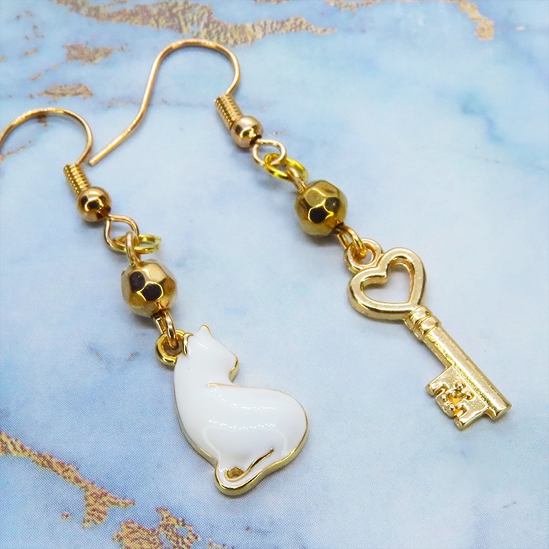 ゴールドカラー 振り向き白猫と鍵のコンパクトなアシンメトリーピアス サージカル可