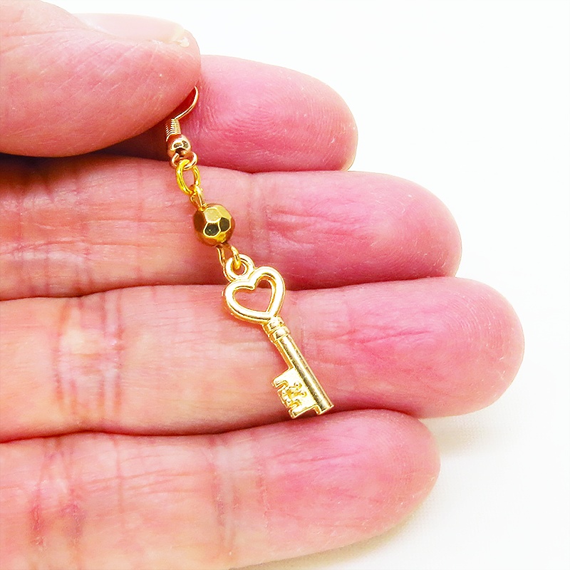 ゴールドカラー 振り向き白猫と鍵のコンパクトなアシンメトリーピアス サージカル可