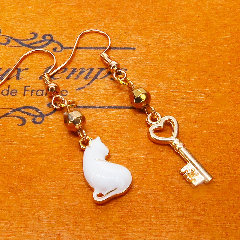 ゴールドカラー 振り向き白猫と鍵のコンパクトなアシンメトリーピアス サージカル可