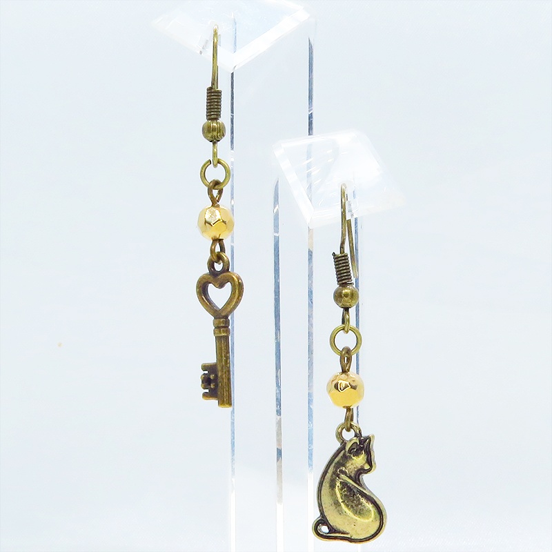 アンティークゴールド 振り向き猫と鍵のコンパクトなアシンメトリーピアス