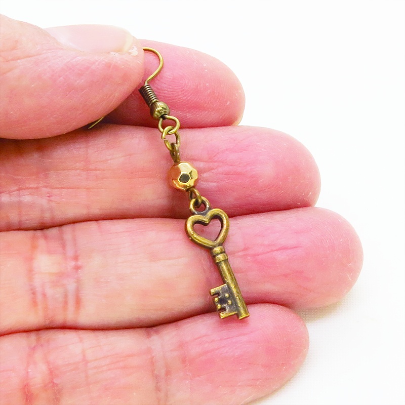 アンティークゴールド 振り向き猫と鍵のコンパクトなアシンメトリーピアス