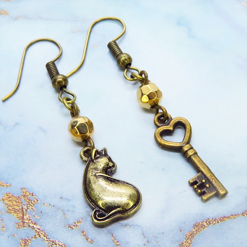 アンティークゴールド 振り向き猫と鍵のコンパクトなアシンメトリーピアス