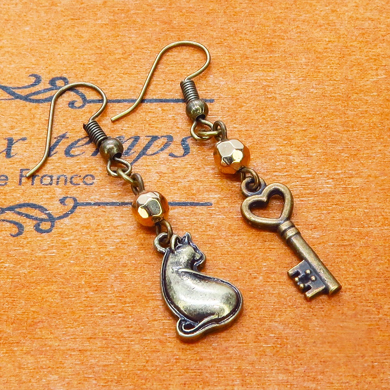 アンティークゴールド 振り向き猫と鍵のコンパクトなアシンメトリーピアス