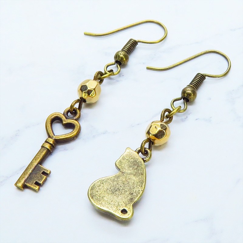 アンティークゴールド 振り向き猫と鍵のコンパクトなアシンメトリーピアス