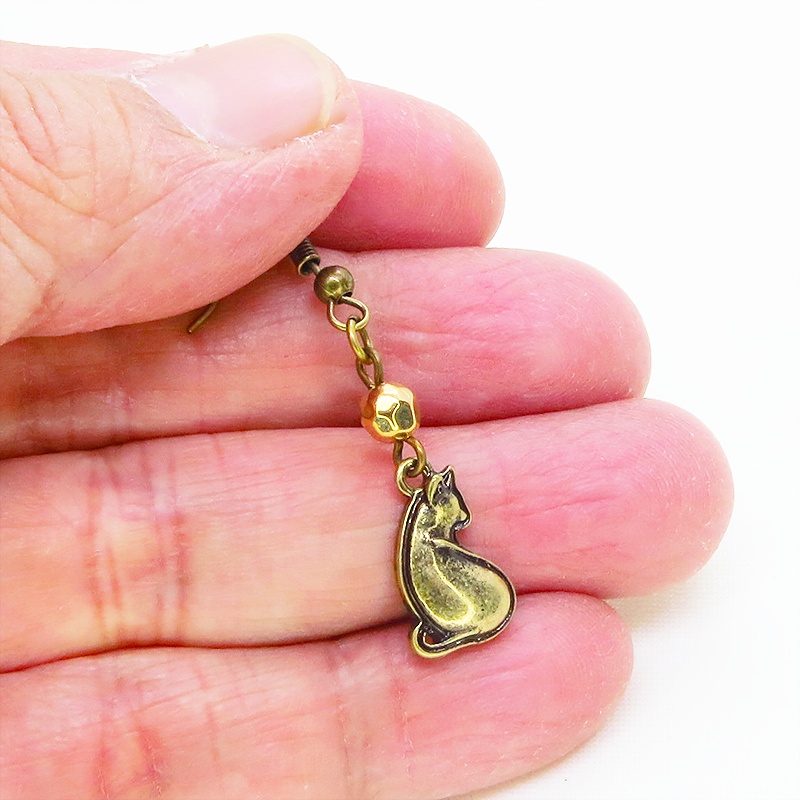 アンティークゴールド 振り向き猫と鍵のコンパクトなアシンメトリーピアス