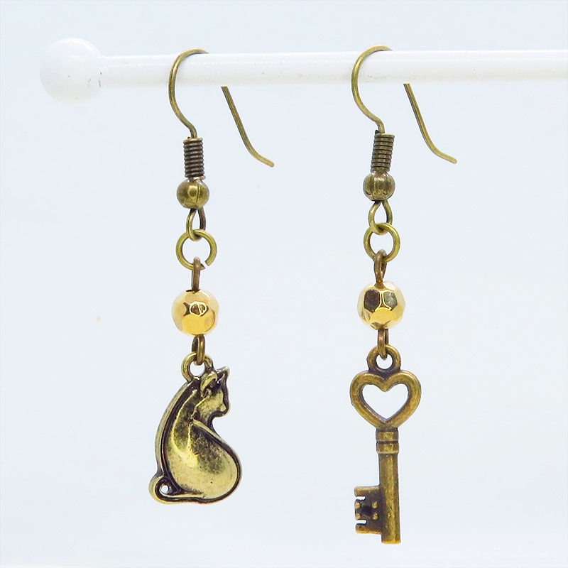 アンティークゴールド 振り向き猫と鍵のコンパクトなアシンメトリーピアス