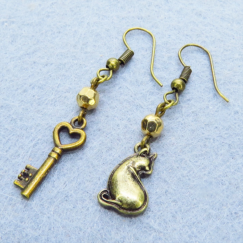 アンティークゴールド 振り向き猫と鍵のコンパクトなアシンメトリーピアス