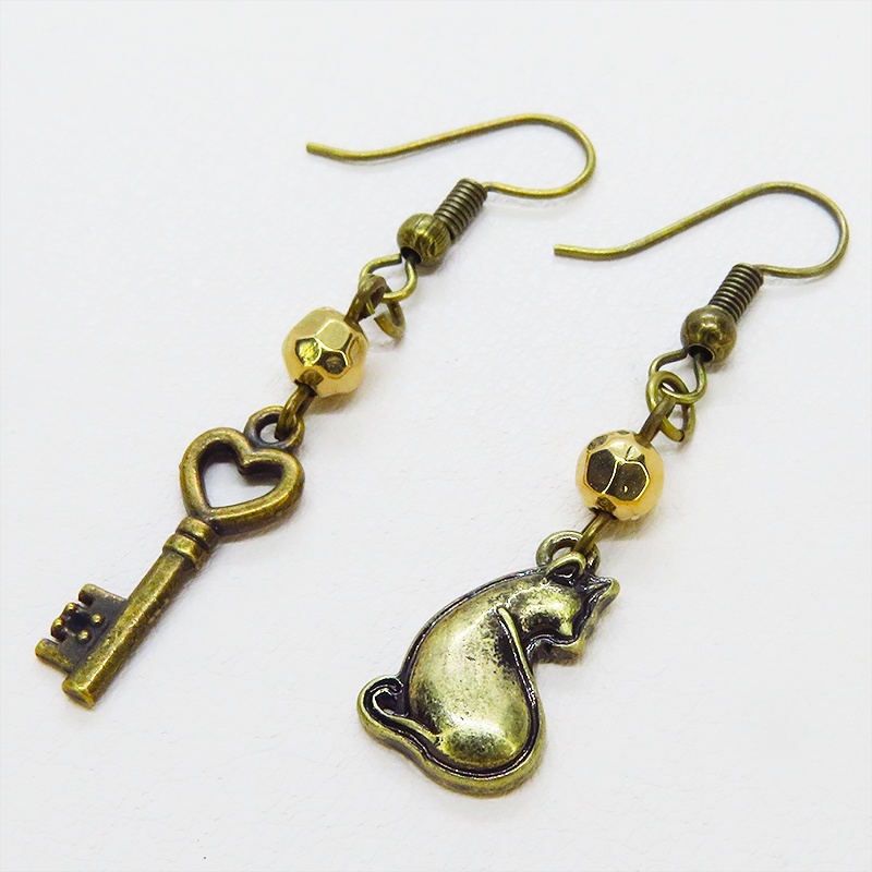 アンティークゴールド 振り向き猫と鍵のコンパクトなアシンメトリーピアス