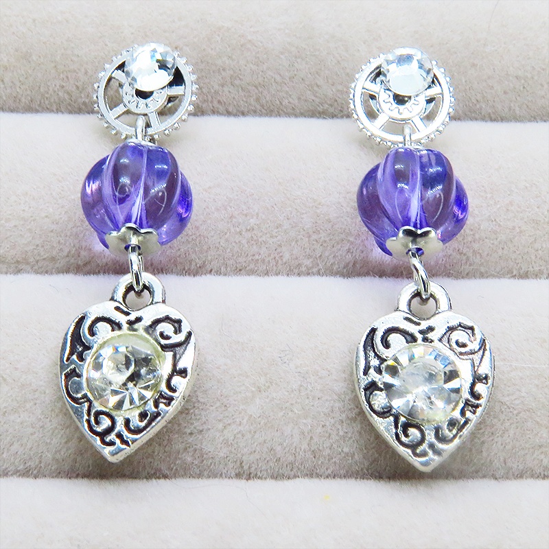 アンティークシルバー アラベスク調ハートモチーフとバイオレットビーズのスタッドピアス ラインストーン