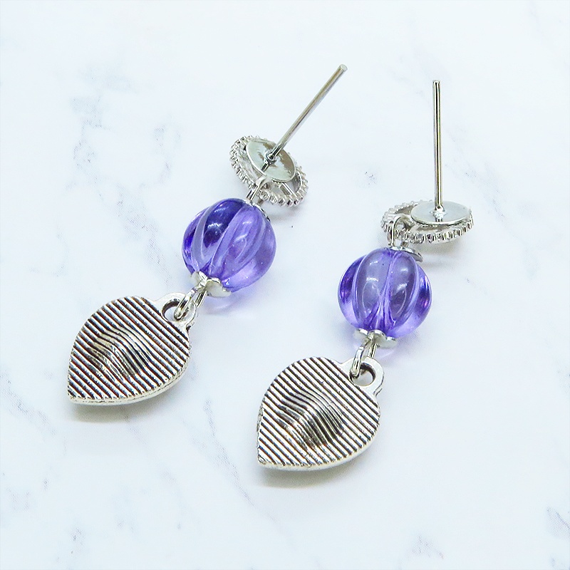 アンティークシルバー アラベスク調ハートモチーフとバイオレットビーズのスタッドピアス ラインストーン