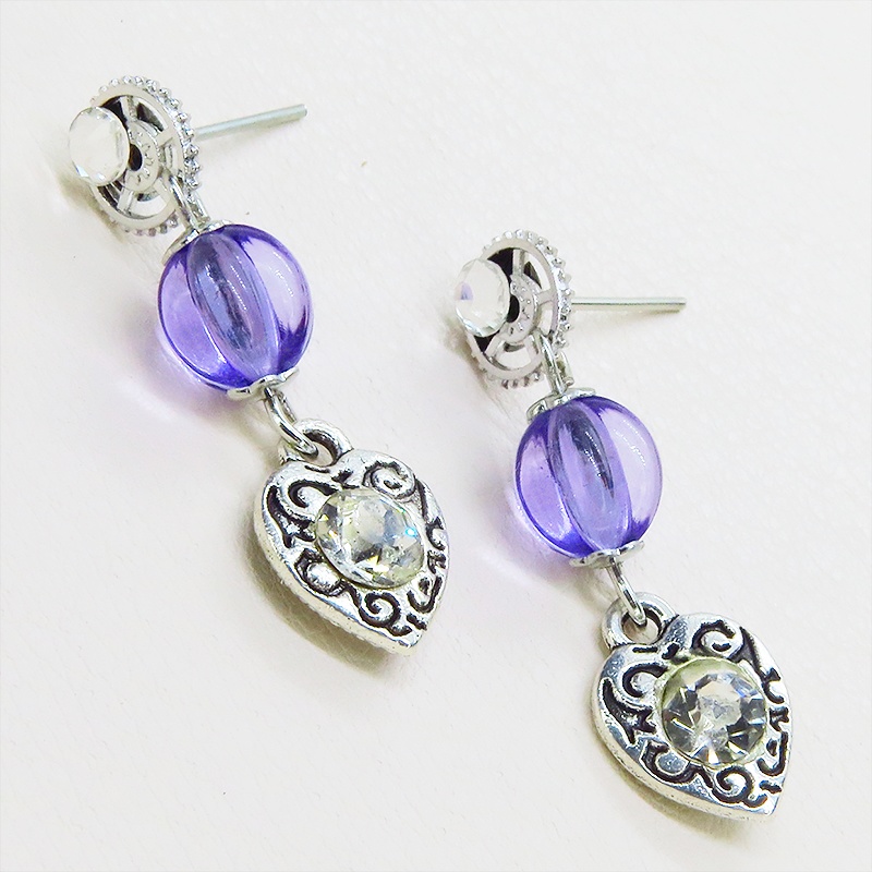 アンティークシルバー アラベスク調ハートモチーフとバイオレットビーズのスタッドピアス ラインストーン