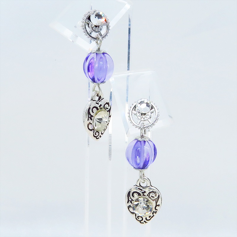 アンティークシルバー アラベスク調ハートモチーフとバイオレットビーズのスタッドピアス ラインストーン