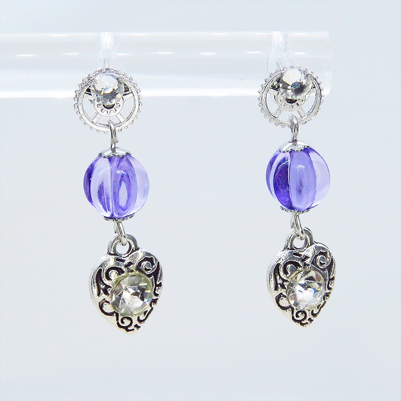 アンティークシルバー アラベスク調ハートモチーフとバイオレットビーズのスタッドピアス ラインストーン