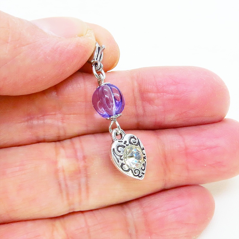 マスク・スマホチャーム アンティークシルバー アラベスク調ハートとバイオレットビーズのチャーム 金具変更可