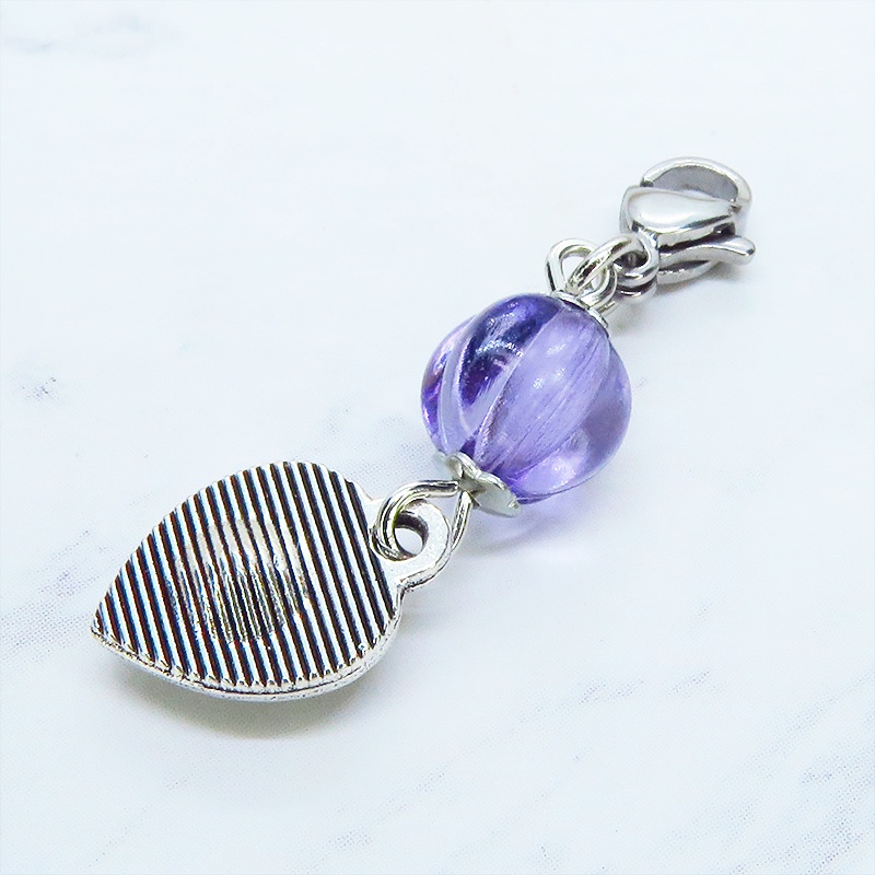 マスク・スマホチャーム アンティークシルバー アラベスク調ハートとバイオレットビーズのチャーム 金具変更可