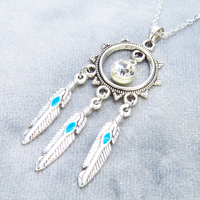 シルバーカラー メタルタッセル風フェザーとラインストーンのペンダントネックレス 長さ調整可