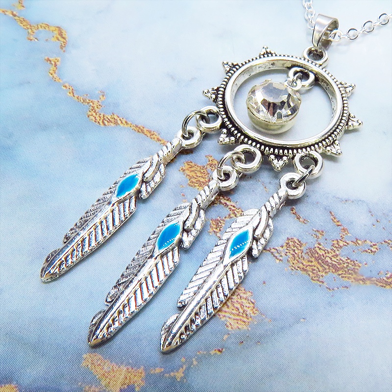 シルバーカラー メタルタッセル風フェザーとラインストーンのペンダントネックレス 長さ調整可