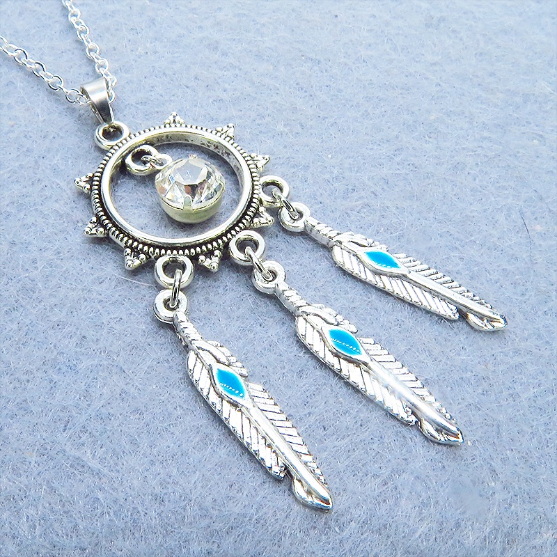 シルバーカラー メタルタッセル風フェザーとラインストーンのペンダントネックレス 長さ調整可