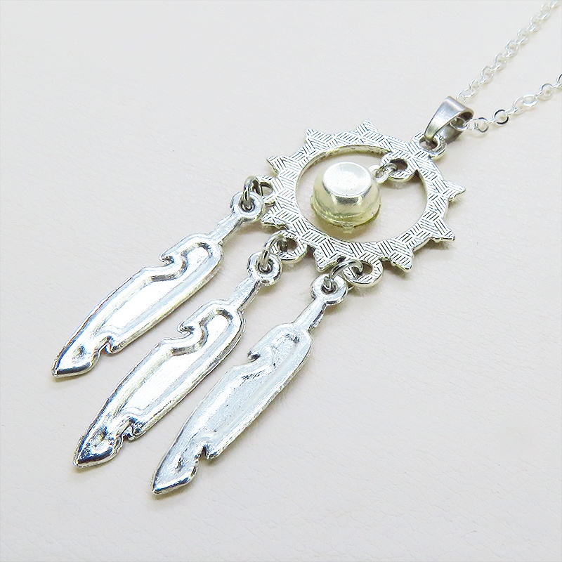 シルバーカラー メタルタッセル風フェザーとラインストーンのペンダントネックレス 長さ調整可