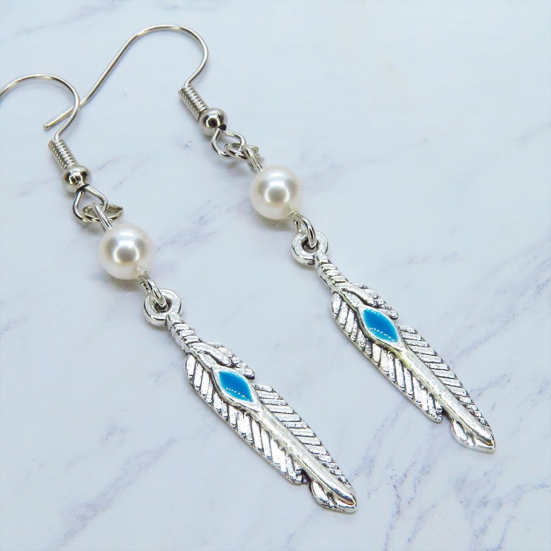 シルバーカラー フェザーとスワロフスキーパールを組合せたスリムなピアス サージカル可