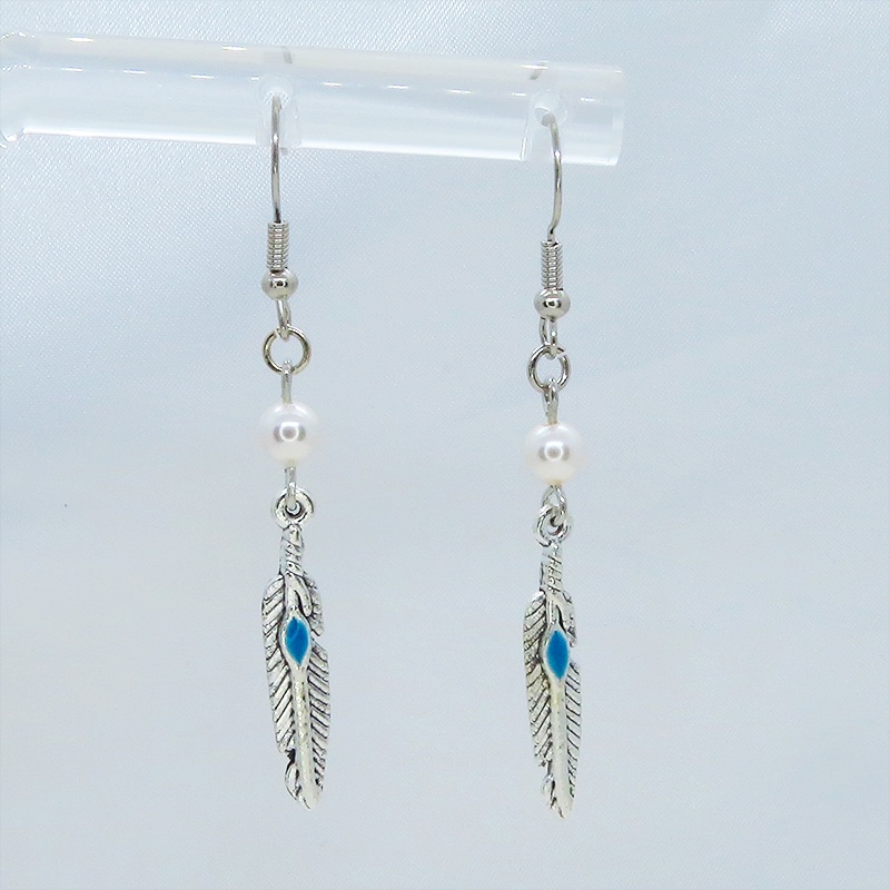 シルバーカラー フェザーとスワロフスキーパールを組合せたスリムなピアス サージカル可