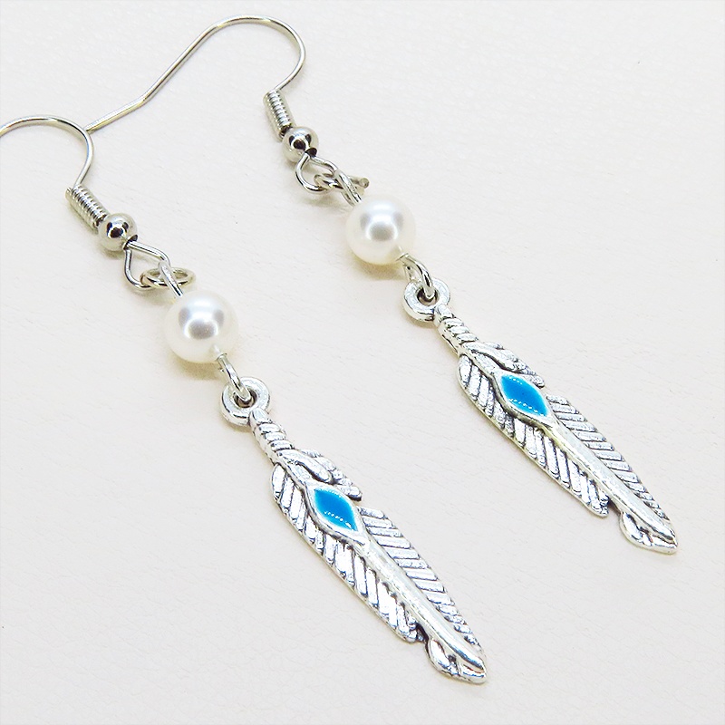 シルバーカラー フェザーとスワロフスキーパールを組合せたスリムなピアス サージカル可