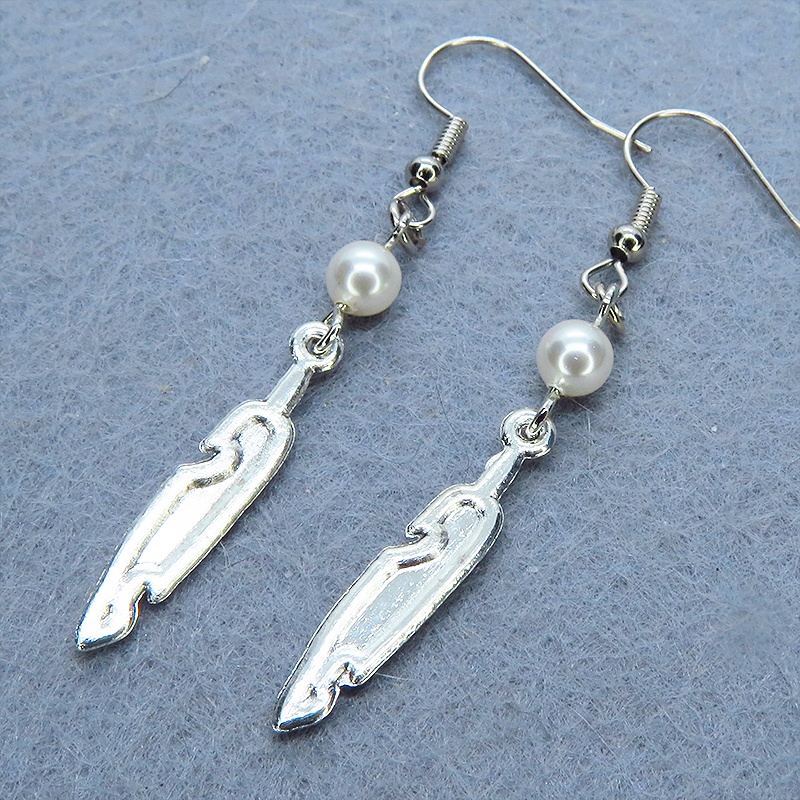 シルバーカラー フェザーとスワロフスキーパールを組合せたスリムなピアス サージカル可