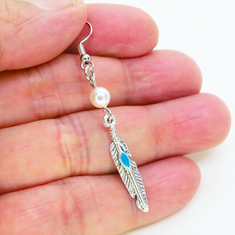 シルバーカラー フェザーとスワロフスキーパールを組合せたスリムなピアス サージカル可