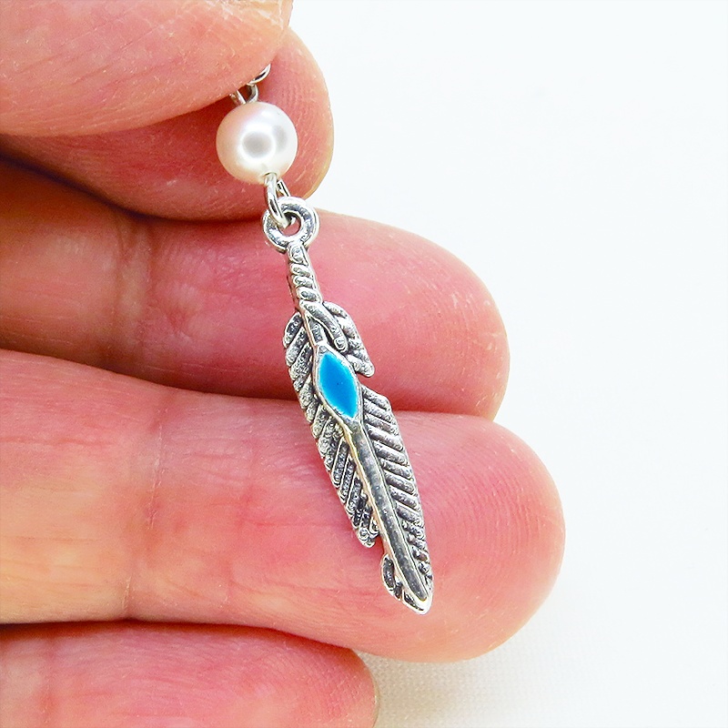 シルバーカラー フェザーとスワロフスキーパールを組合せたスリムなピアス サージカル可