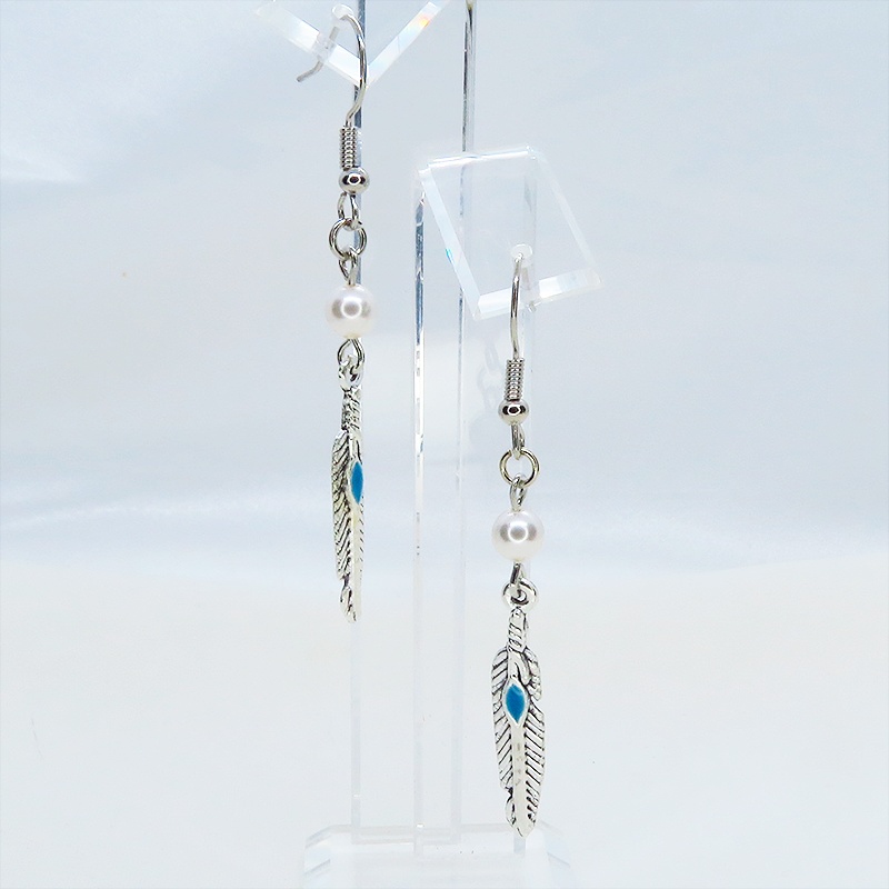シルバーカラー フェザーとスワロフスキーパールを組合せたスリムなピアス サージカル可