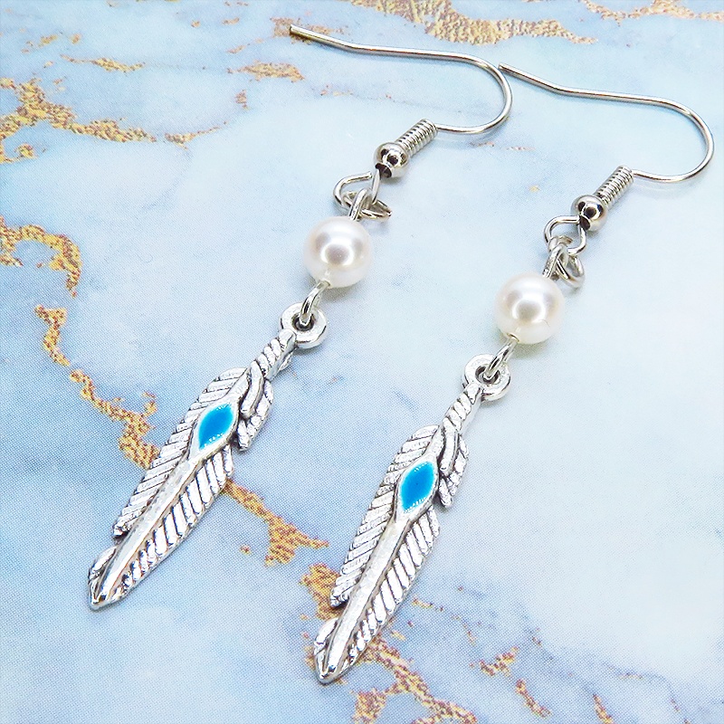 シルバーカラー フェザーとスワロフスキーパールを組合せたスリムなピアス サージカル可