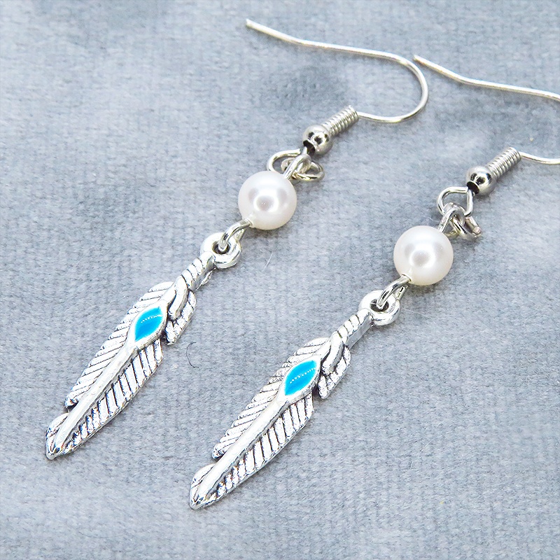 シルバーカラー フェザーとスワロフスキーパールを組合せたスリムなピアス サージカル可