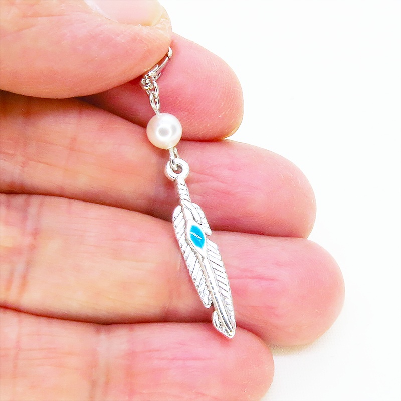 マスク・スマホチャーム シルバーカラー フェザーとスワロフスキーパールを組合せたスリムなチャーム 金具変更可