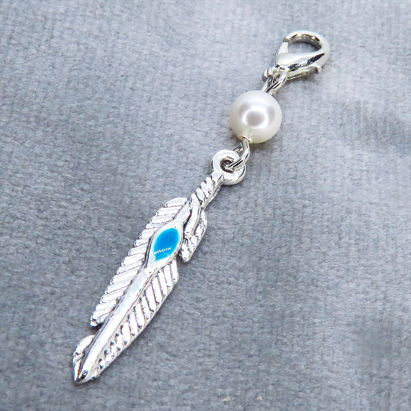 マスク・スマホチャーム シルバーカラー フェザーとスワロフスキーパールを組合せたスリムなチャーム 金具変更可