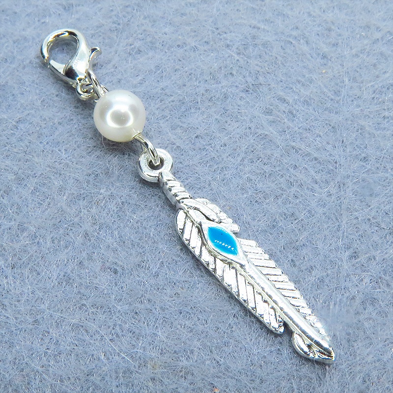 マスク・スマホチャーム シルバーカラー フェザーとスワロフスキーパールを組合せたスリムなチャーム 金具変更可