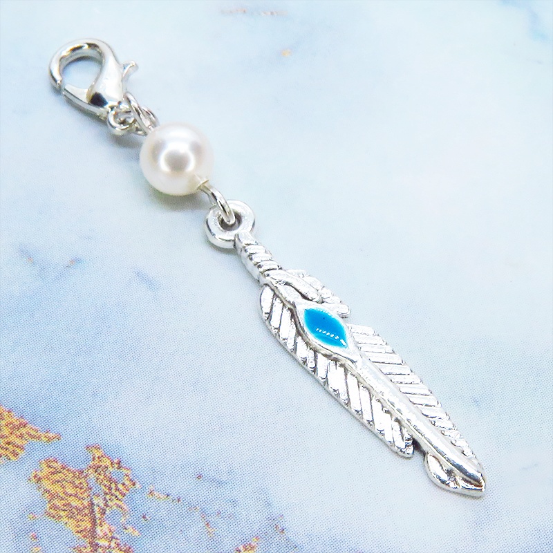 マスク・スマホチャーム シルバーカラー フェザーとスワロフスキーパールを組合せたスリムなチャーム 金具変更可