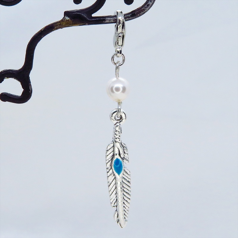 マスク・スマホチャーム シルバーカラー フェザーとスワロフスキーパールを組合せたスリムなチャーム 金具変更可