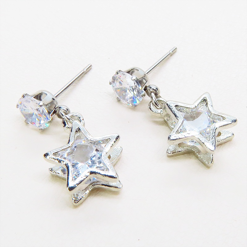 ステンレス シルバーカラー 星型フレームのキュービックジルコニアのスタッドピアス