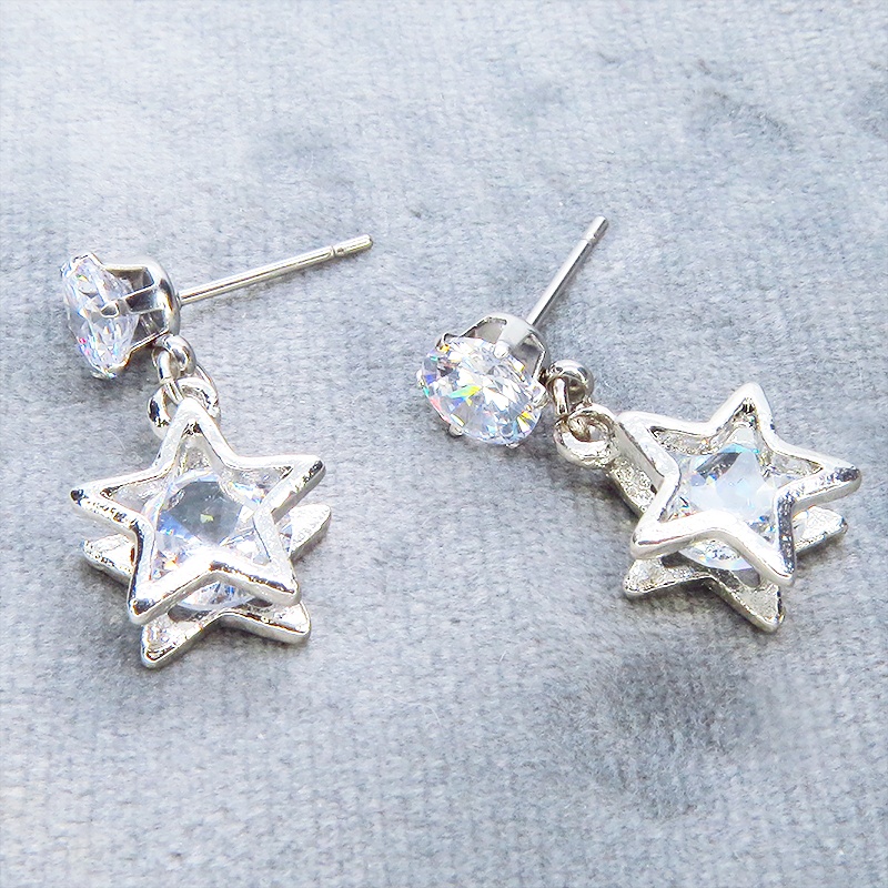 ステンレス シルバーカラー 星型フレームのキュービックジルコニアのスタッドピアス