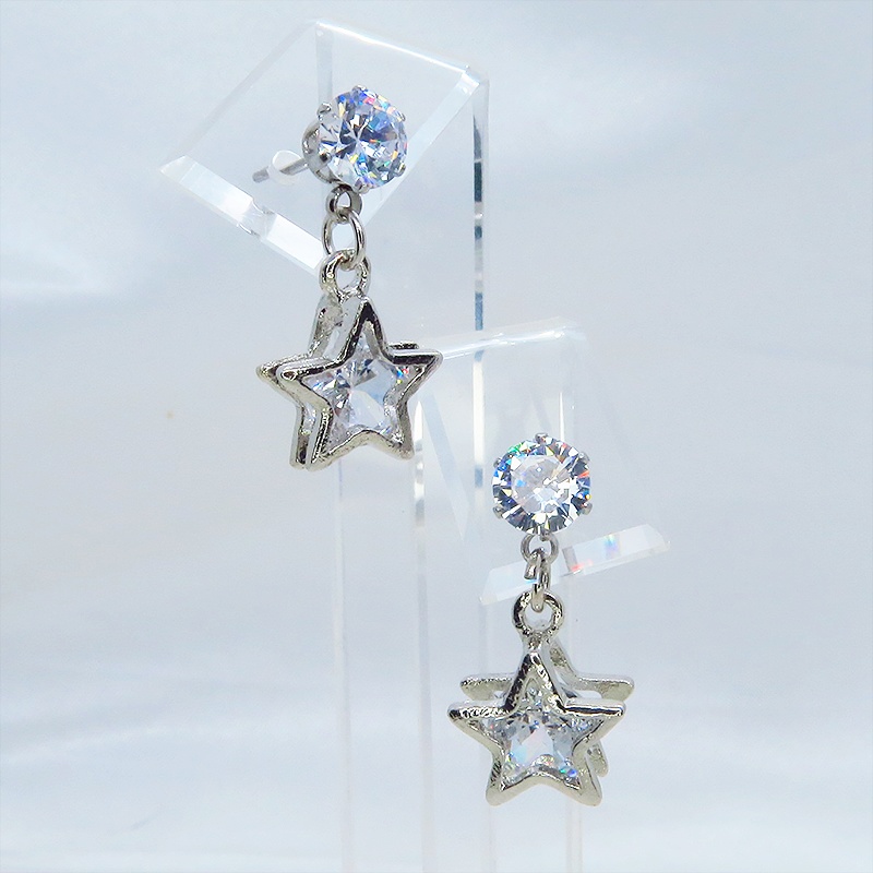 ステンレス シルバーカラー 星型フレームのキュービックジルコニアのスタッドピアス
