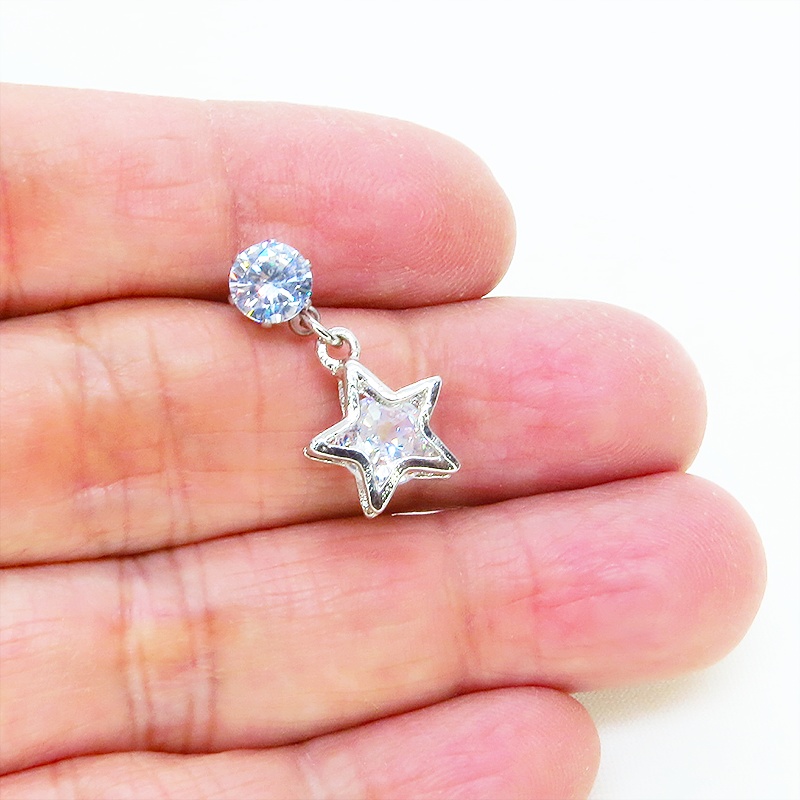 ステンレス シルバーカラー 星型フレームのキュービックジルコニアのスタッドピアス