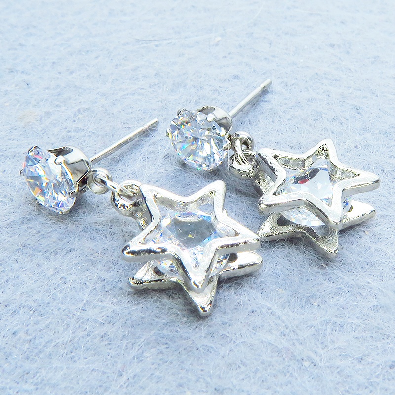 ステンレス シルバーカラー 星型フレームのキュービックジルコニアのスタッドピアス