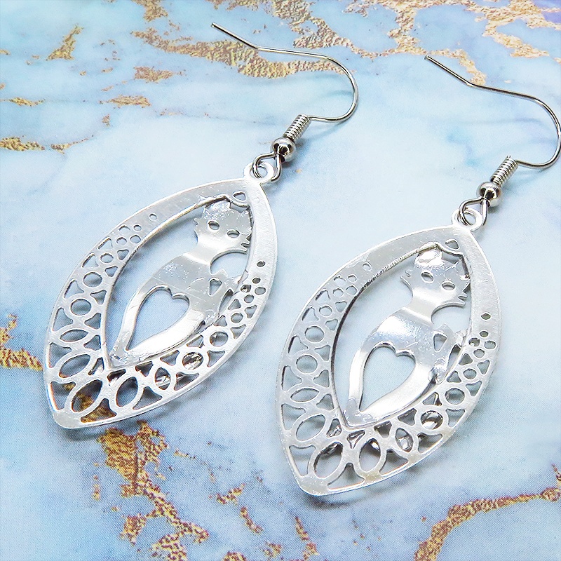 シルバーカラー 猫シルエットとアラベスク調透かし模様のティアドロップを組合せたオリエンタル風ピアス サージカル可