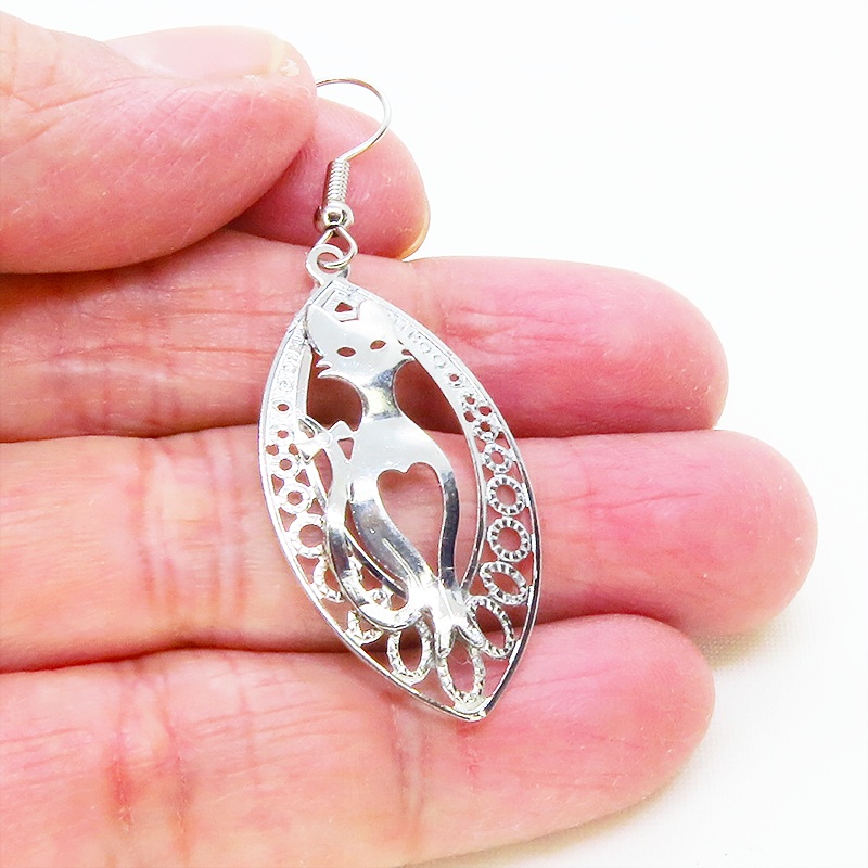 シルバーカラー 猫シルエットとアラベスク調透かし模様のティアドロップを組合せたオリエンタル風ピアス サージカル可